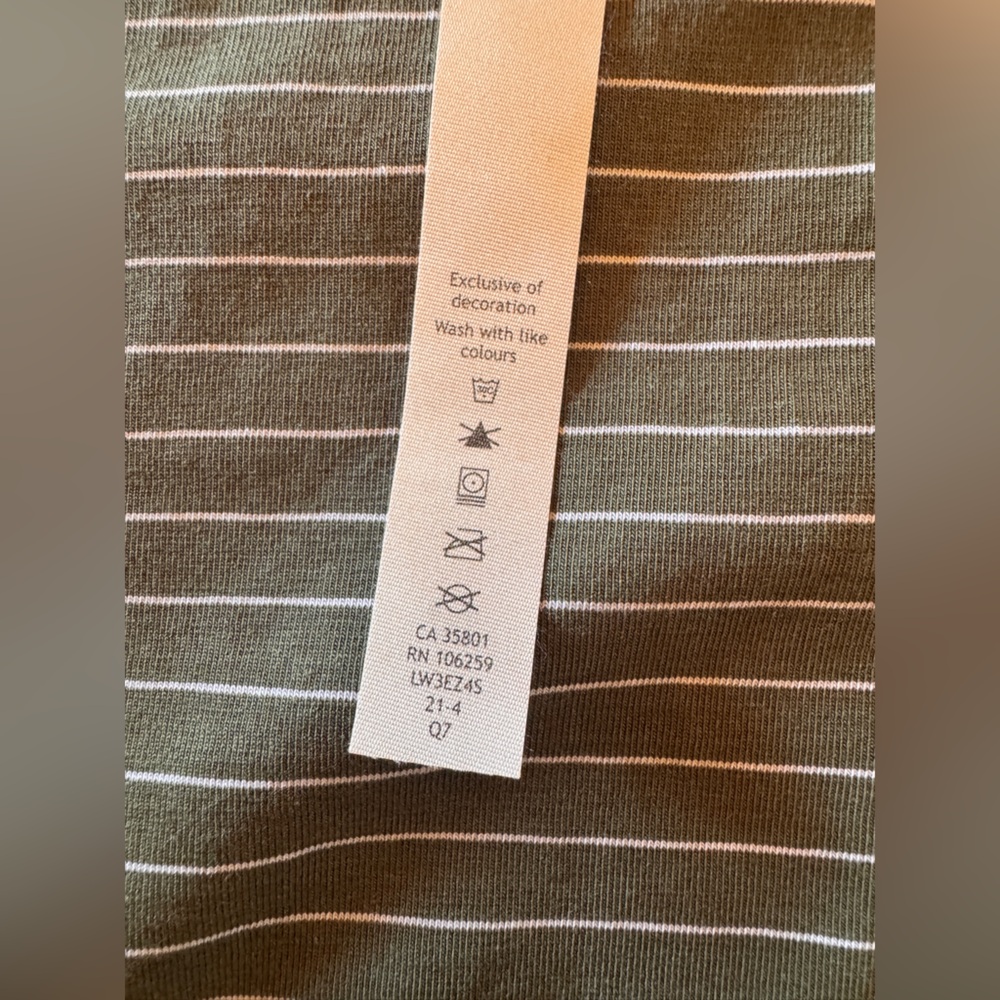 Lululemon tshirt NWOT - Picture 5 of 9
